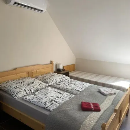 Piroschka Vendeghaz Guest house *